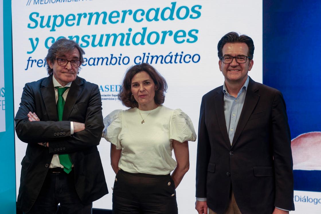 MADRID , 05/06/2025.- Ignacio García Magarzo (d), director general de ASEDAS, Margarita Ruiz Saiz-Aja (c), subdirectora general de Residuos del Ministerio para la Transición Ecológica y el Reto Demográfico del Gobierno de España y Arturo Lanera (i), durante su intervención en el Diálogo EFE "Medioambiente Supermercados y consumidores frente al cambio climático" celebrado este jueves con la colaboración de Asedas. EFE/Mario Morón