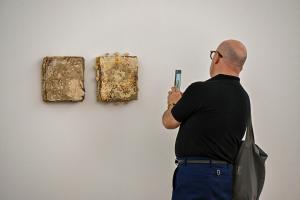 Un visitante fotografía una de las obras nueva exposición 'Pruebas materiales'.//CRÉDITO MUSEO DE SERRALVES