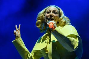 La cantante Rigoberta Bandini durante su actuación en el Icónica Santalucía Sevilla Fest que se celebra en la capital andaluza. EFE/ Raúl Caro.