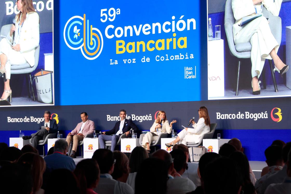 Desde la izquierda, el presidente emérito de Wilson Center, Mark Green; el presidente de Bancoomeva, Marco Antonio Rizo; el presidente del Banco Agrario, Hernando Chica; la presidenta ejecutiva del Banco Centroamericano de Integración Económica (BCIE), Gisela Sánchez, y la moderadora Darcy Quinn durante el foro’ La voz de los cooperantes' en la segunda jornada de la 59 Convención Bancaria en Cartagena (Colombia). EFE/ Ricardo Maldonado Rozo