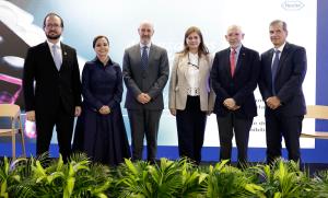 De izquierda a derecha, Juan Luis Bermúdez, Melissa Delgado, Rodrigo Cubero, María Lucía Mesa, Francisco Becerra y Álvaro Soto, participan durante un foro organizado por la compañía Roche, este martes en San José (Costa Rica). EFE/Jeffrey Arguedas