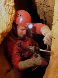 Imagen del espeleólogo español, Sergio García-Dils, en una incursión durante una expedición.//IMAGEN CEDIDA