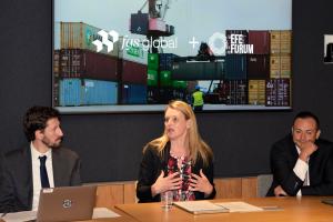 Fotografía de la socia directora de FGS Global, Sarah Trister (c), hablando junto al delegado de la oficina de EFE Jairo Mejia (i) y el asociado y asesor en Política Comercial en Sandler, Travis & Rosenberg, David Olave, durante el foro Comercio, aranceles y diplomacia: un análisis de las relaciones de Estados Unidos con América Latina y España, en Washington (Estados Unidos). EFE/ Lenin Nolly
