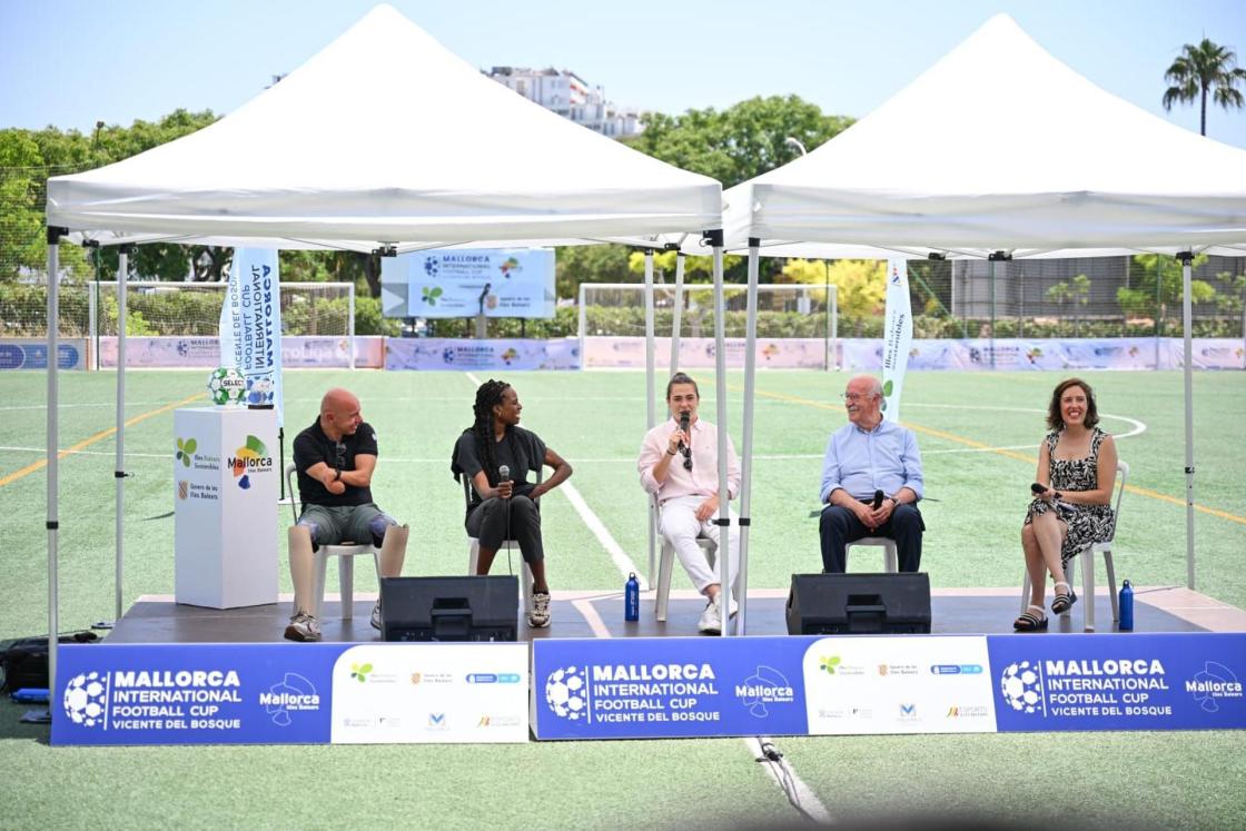 Pie de foto: onferencia "Deporte y Valores" en CalviàAutor: Academia Vicente del Bosque