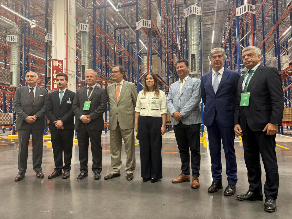 ALMEIRIM (PORTUGAL), 27/06/2025.- (i-d) El embajador de España en Portugal, Juan Fernández Trigo; el director del bloque logístico de Mercadona en Almeirim, Artur Silva; el alcalde de Almeirim, Pedro Ribeiro; el ministro portugués de Economía y de la Cohesión Territorial, Manuel Castro Almeida; la directora de Relaciones Institucionales de Mercadona en Portugal, Inês Santos; el secretario de Estado de Agricultura Luso, João Moura, y el presidente de la Confederación Empresarial de Portugal (CEP), Armindo Monteiro, este jueves, durante una visita al bloque logístico de Mercadona en Almeirim Mercadona inauguró este viernes su mayor bloque logístico hasta la fecha en la localidad de Almeirim, a 103 kilómetros al noreste de Lisboa, con una inversión de 290 millones de euros. EFE/ Susana Samhan