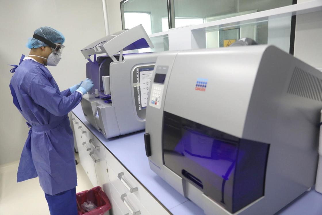 Fotografía de archivo de una persona en el Centro Médico Naval en Ciudad de México (México). EFE/ Sáshenka Gutiérrez /ARCHIVO