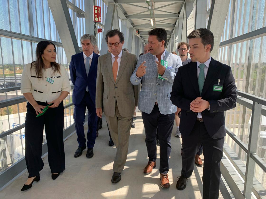 ALMEIRIM (PORTUGAL), 27/06/2025.- El ministro de Economía y de la Cohesión Territorial de Portugal, Manuel Castro Almeida, acompañado por la directora de Relaciones Institucionales de Mercadona en el país, Inês Santos, (i), y por el secretario de Estado luso de Agricultura, João Moura, durante una visita este viernes, al bloque logístico de Mercadona en Almeirim, el mayor de la empresa española hasta la fecha. Mercadona inauguró este viernes su mayor bloque logístico hasta la fecha en la localidad de Almeirim, a 103 kilómetros al noreste de Lisboa, con una inversión de 290 millones de euros. EFE/ Susana Samhan