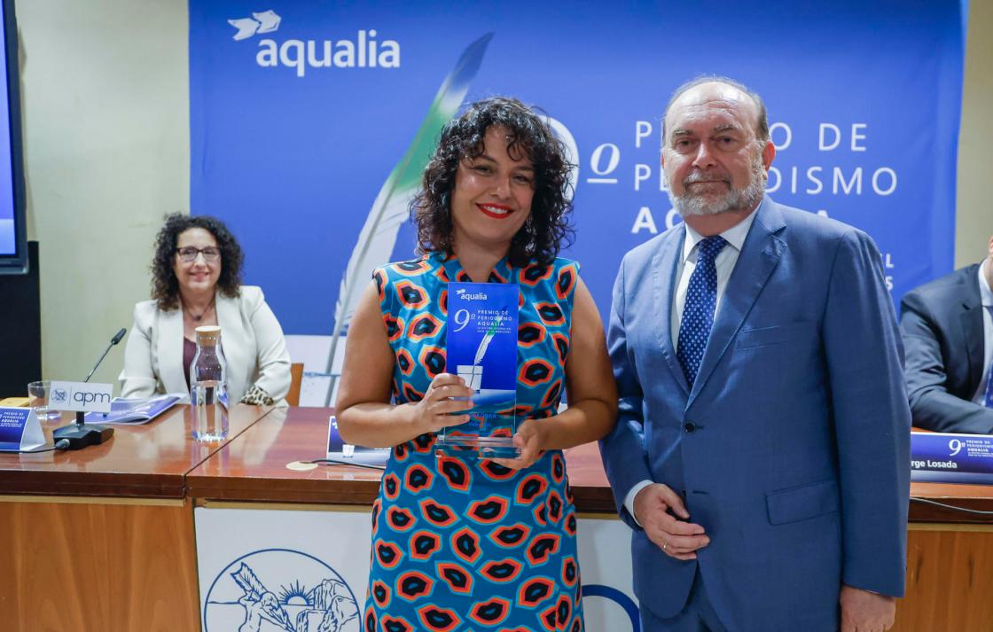 MADRID, 03/06/2025.- El presidente de Aqualia, Lucas Díaz (d) entrega a la periodista de TV Canaria, Victoria Higinia Luis Martín, el Premio de Periodismo de Aqualia, por el reportaje ​'Semáforo hídrico en Canarias​', emitido por la Televisión Canaria, durante la ceremonia de entrega de la novena edición del Premio de Periodismo de Aqualia, este martes en la sede de la Asociación de la Prensa de Madrid (APM). EFE/ David Fernández