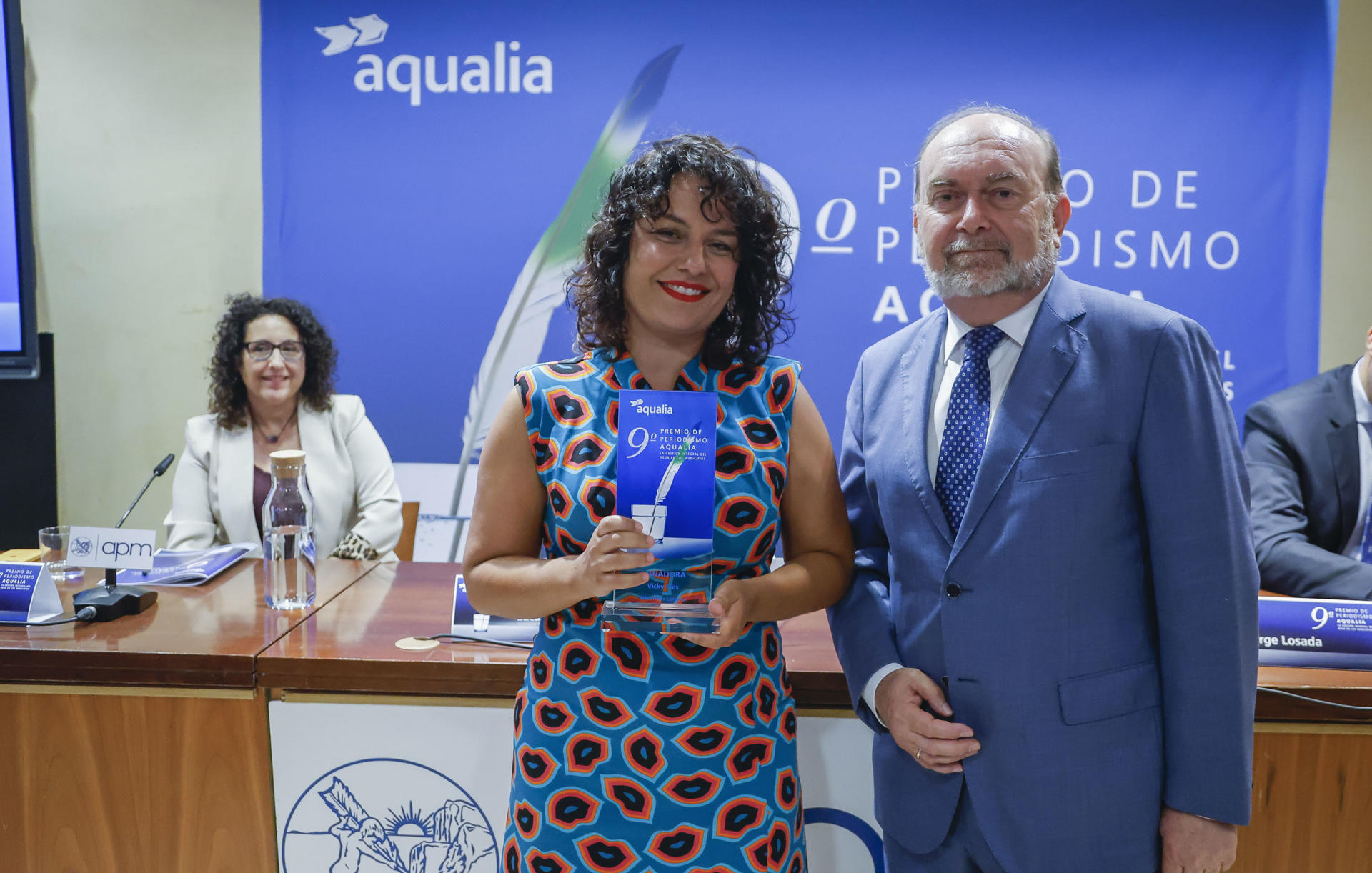 MADRID, 03/06/2025.- El presidente de Aqualia, Lucas Díaz (d) entrega a la periodista de TV Canaria, Victoria Higinia Luis Martín, el Premio de Periodismo de Aqualia, por el reportaje 'Semáforo hídrico en Canarias', emitido por la Televisión Canaria, durante la ceremonia de entrega de la novena edición del Premio de Periodismo de Aqualia, este martes en la sede de la Asociación de la Prensa de Madrid (APM). EFE/ David Fernández
