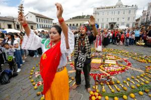 Personas participan en la celebración del Inti Raymi (Fiesta del Sol, en quechua) este sábado, en Quito (Ecuador).  EFE/ Santiago Fernández