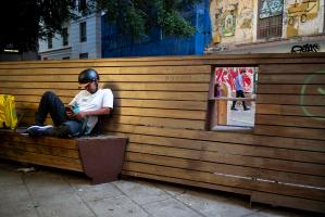 MÁLAGA, 01/06/2025.- Un repartidor de comida rápida descansa en un banco de la Plaza de San Pedro de Alcántara, en Málaga. Reducir la vulnerabilidad de los barrios a través de las evidencias científicas es el objetivo de un proyecto pionero liderado por la Universidad de Málaga (UMA) que busca proporcionar datos empíricos al Ayuntamiento para que sus medidas sean más eficaces. EFE/ Jorge Zapata