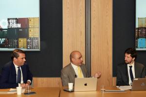 Fotografía de los socios de FGS Global, Matthis Kaiser (i), el socio de FGS Global, José Parra (c), y el delegado de la Oficina de EFE, Jairo Mejia hablando durante el foro Comercio, aranceles y diplomacia: un análisis de las relaciones de Estados Unidos con América Latina y España en Washington (Estados Unidos). EFE/ Lenin Nolly