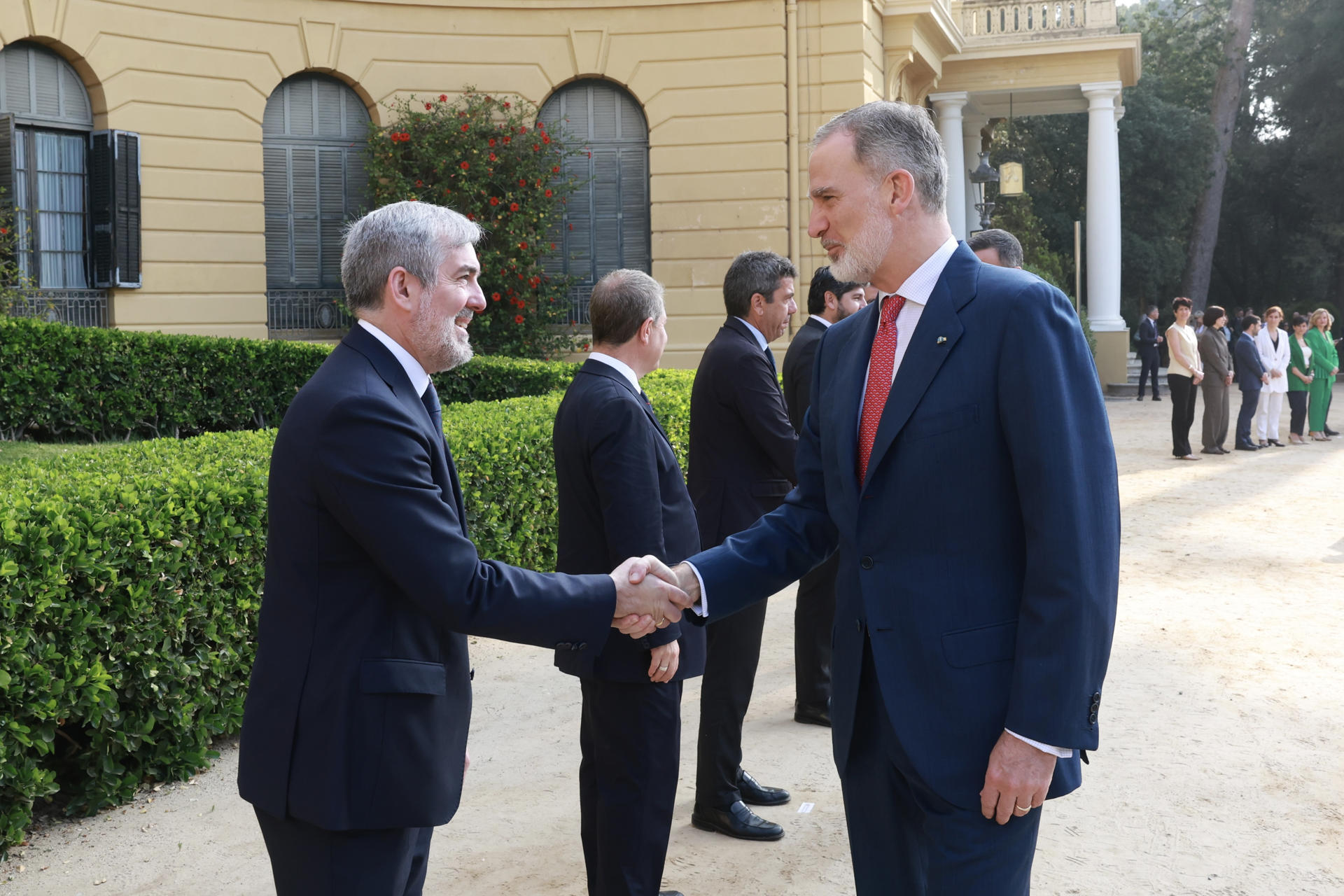 BARCELONA, 06/06/2025.- El rey Felipe VI saluda al presidente de Canarias, Fernando Clavijo (i), antes de la reunión de la XXVIII Conferencia de Presidentes que se celebra este viernes en el Palau de Pedralbes, en Barcelona. EFE/ Casa S.M. El Rey /José Jiménez // SOLO USO EDITORIAL/SOLO DISPONIBLE PARA ILUSTRAR LA NOTICIA QUE ACOMPAÑA (CRÉDITO OBLIGATORIO)