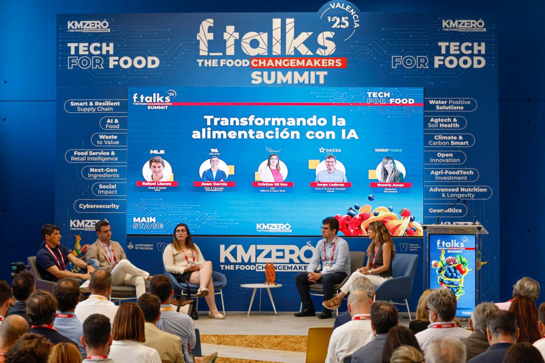 GRAFCVA8212. VALÈNCIA, 18/06/2025.- La 7ª edición de ftalks Food Summit Valencia reúne a profesionales del sector agroalimentario para tratar sobre la inteligencia artificial para controlar cultivos, pasaportes digitales para cosechas y riego de precisión. En la imagen la primera mesa redonda sobre como influirá IA en la alimentación. EFE/Ana Escobar