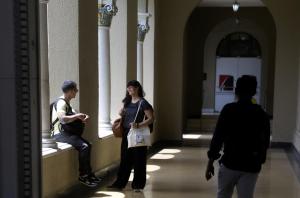 Estudiantes caminan al interior de la Universidad de Puerto Rico en Río Piedras (Puerto Rico). EFE/ Thais Llorca