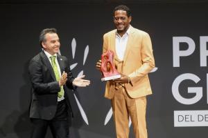 El saltador cubano Javier Sotomayor tras recibir el galardón a la ´Leyenda del deporte iberoamericano´ en la primera edición de los Premios "Gloria" del deporte Iberoamericano, en el Teatro Albéniz, en Madrid. EFE/David Fernández