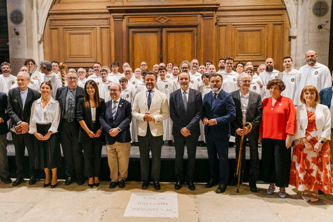 PARÍS, 23/06/2025.- El alcalde de Elche, Pablo Ruz (c), posa con otras personalidades en una de las iglesias más antiguas y emblemáticas de París, Saint Étienne du Mont, que acoge un concierto del Misteri d'Elx y una exposición que, con motivo del Año Jubilar por el 75 aniversario del Dogma de la Asunción, pretende promocionar Elche como destino turístico. EFE/Valentina Camu