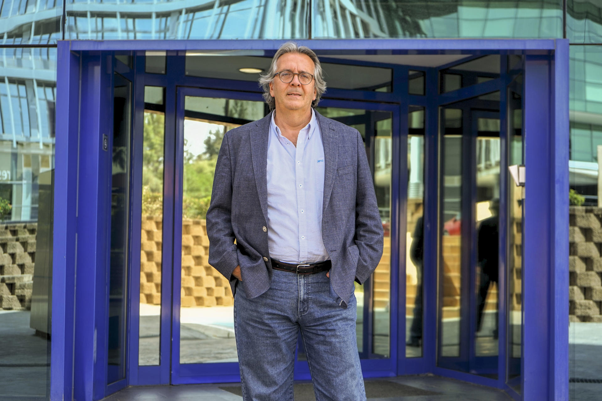 MÁLAGA, 02/07/2025.- El catedrático del Departamento de Lenguajes y Ciencias de la Computación de la Universidad de Málaga Javier López posa par EFE en Málaga. Formar a estudiantes y docentes para que puedan afrontar los desafíos de la computación y las comunicaciones cuánticas es el objetivo de QuantUMA, un proyecto impulsado por la Universidad de Málaga que hace accesible esta ciencia a través de cursos y actividades divulgativas. EFE/ María Alonso