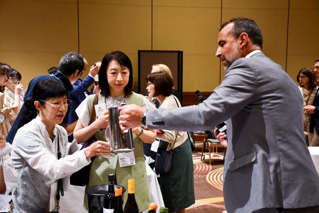 TOKIO, 15/07/2025.- Una delegación del Gobierno canario y representantes del sector vitivinícola de las islas expusieron este martes en Tokio la "riqueza" y el "carácter singular" de sus vinos, en un evento dirigido a abrir paso a las bodegas canarias en el atractivo mercado nipón.-EFE/ Edurne Morillo
