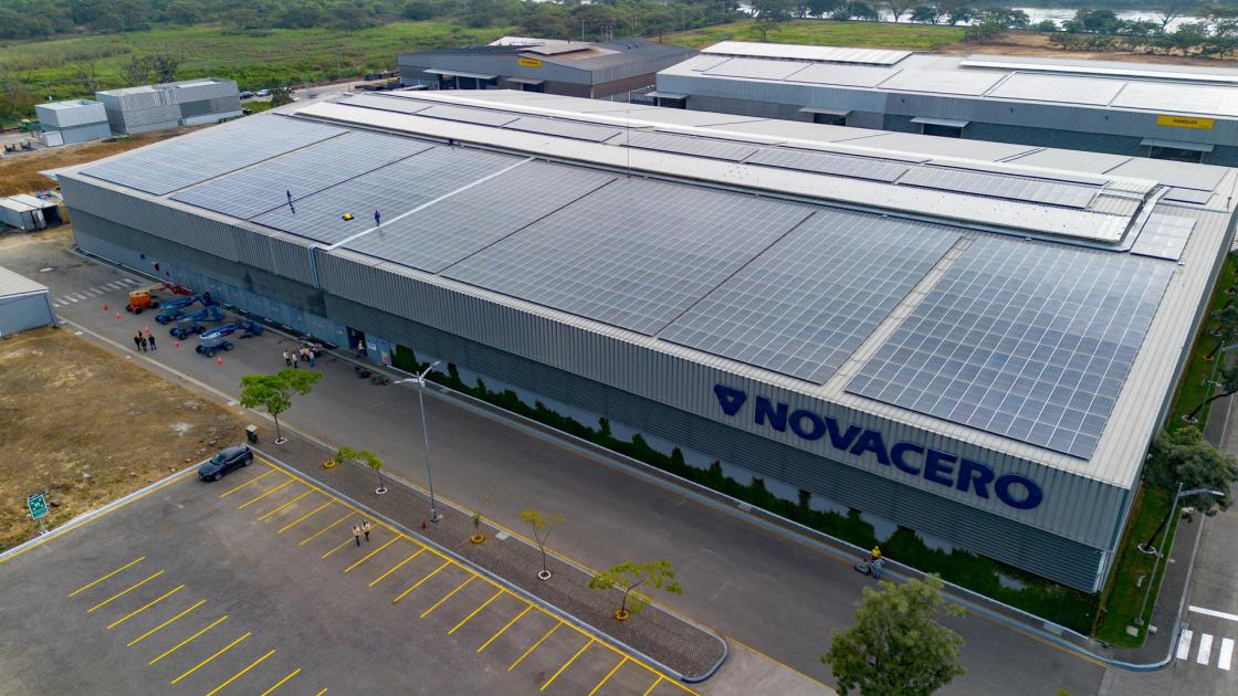 Fotografía aérea que muestra paneles solares en el techo de una edificación este jueves, en Guayaquil (Ecuador). EFE/ Mauricio Torres