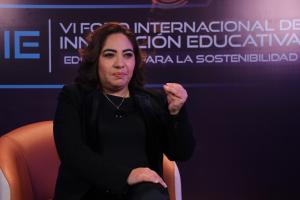 La rectora de la Unifranz, Verónica Agreda, habla durante una entrevista este jueves, en Santa Cruz (Bolivia). EFE/ Juan Carlos Torrejón