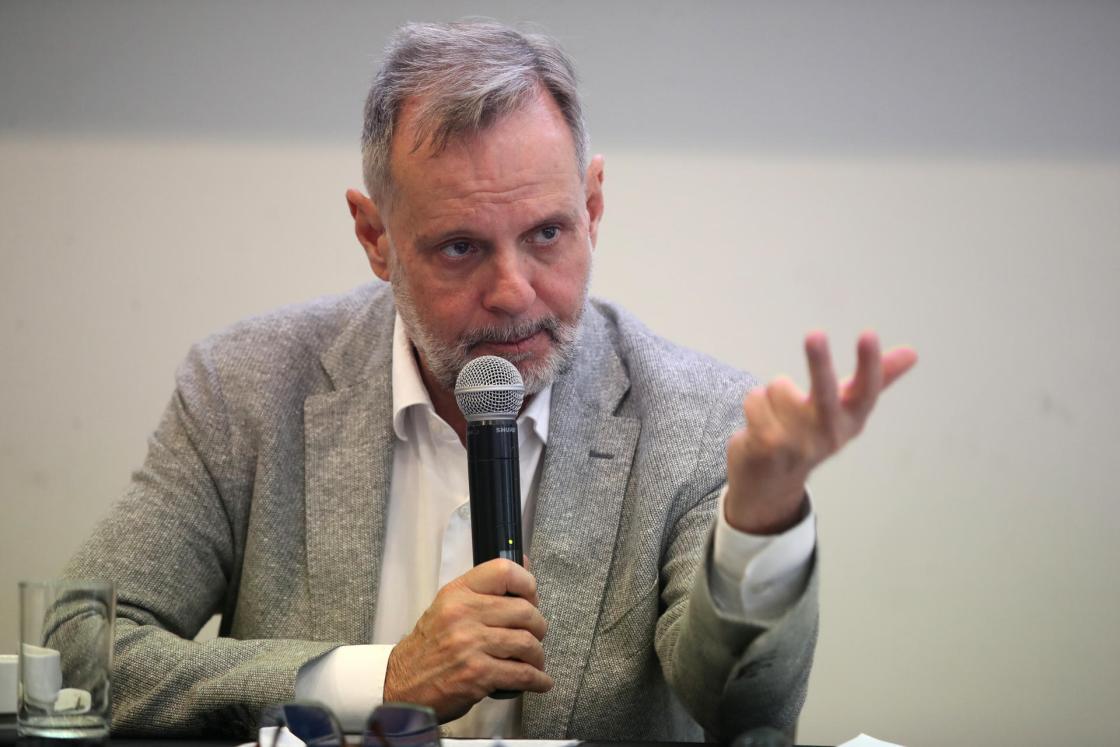 El director corporativo de Iberia, Juan Cierco, habla durante una rueda de prensa este lunes, en el Hotel Pullman en Lima (Perú). EFE/ Paolo Aguilar