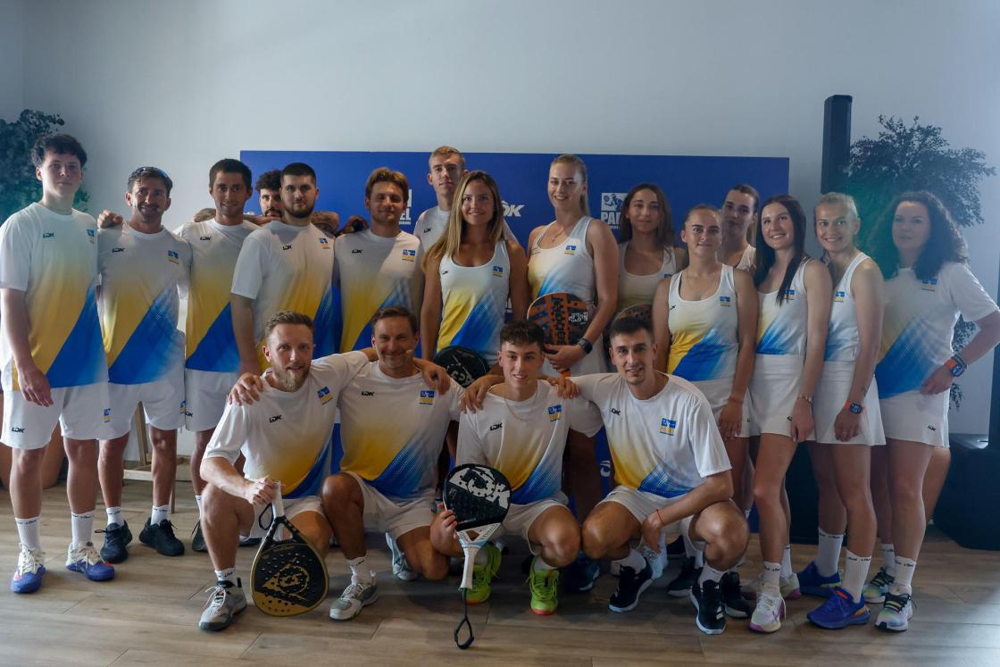ALCOBENDAS (COMUNIDAD DE MADRID), 03/07/2025.- Fotografía de familia de la selección ucraniana de pádel este jueves, tras la rueda de prensa de presentación de la participación de la Selección de Ucrania en la Euro Cup Padel 2025, en Madrid. EFE/ David Fernández