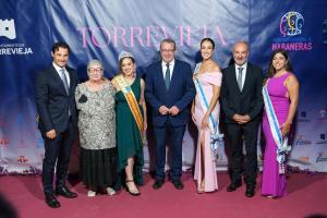TORREVIEJA (ALICANTE), 21/07/2025.- El alcalde de Torrevieja, Eduardo Dolón (i) , y el presidente de la Diputación, Toni Pérez (c), durante la presentación del 71 Certamen Coral internacional de Habaneras y Polifonía en Torrevieja. EFE/Pablo Miranzo