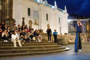 Representantes de marcas organizadoras de reuniones y convenciones, participan en el World Meeting Forum, observando una representación en una calle del Centro Histórico el 01 de julio de 2025 en Quito (Ecuador). EFE/Santiago Fernández