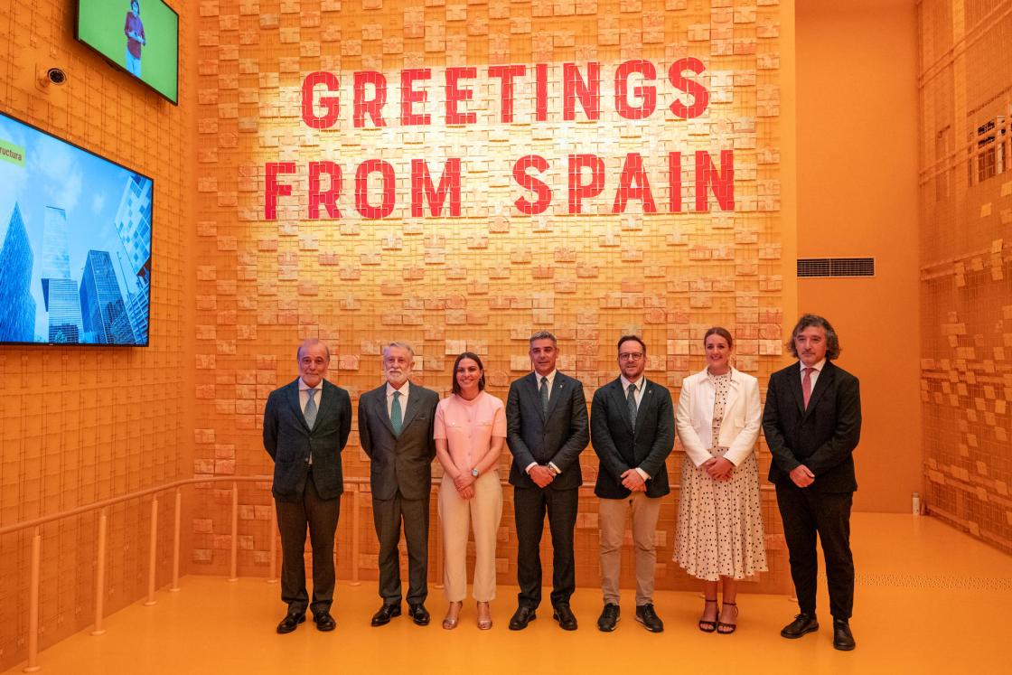 OSAKA (JAPÓN), 17/07/2025.-La consejera canaria de Universidades, Ciencia e Innovación y Cultura, Migdalia Machín (3i), y el titular de Agricultura, Ganadería, Pesca y Soberanía Alimentaria, Narvay Quintero (4d), en el pabellón de España en la Exposición Universal de Osaka, que celebró este jueves el Día de Canarias con un espectáculo multidisciplinar que incluyó silbo gomero y música y baile tradicionales, y con la asistencia de una delegación institucional del Gobierno canario.- EFE/ Patrick Pimienta