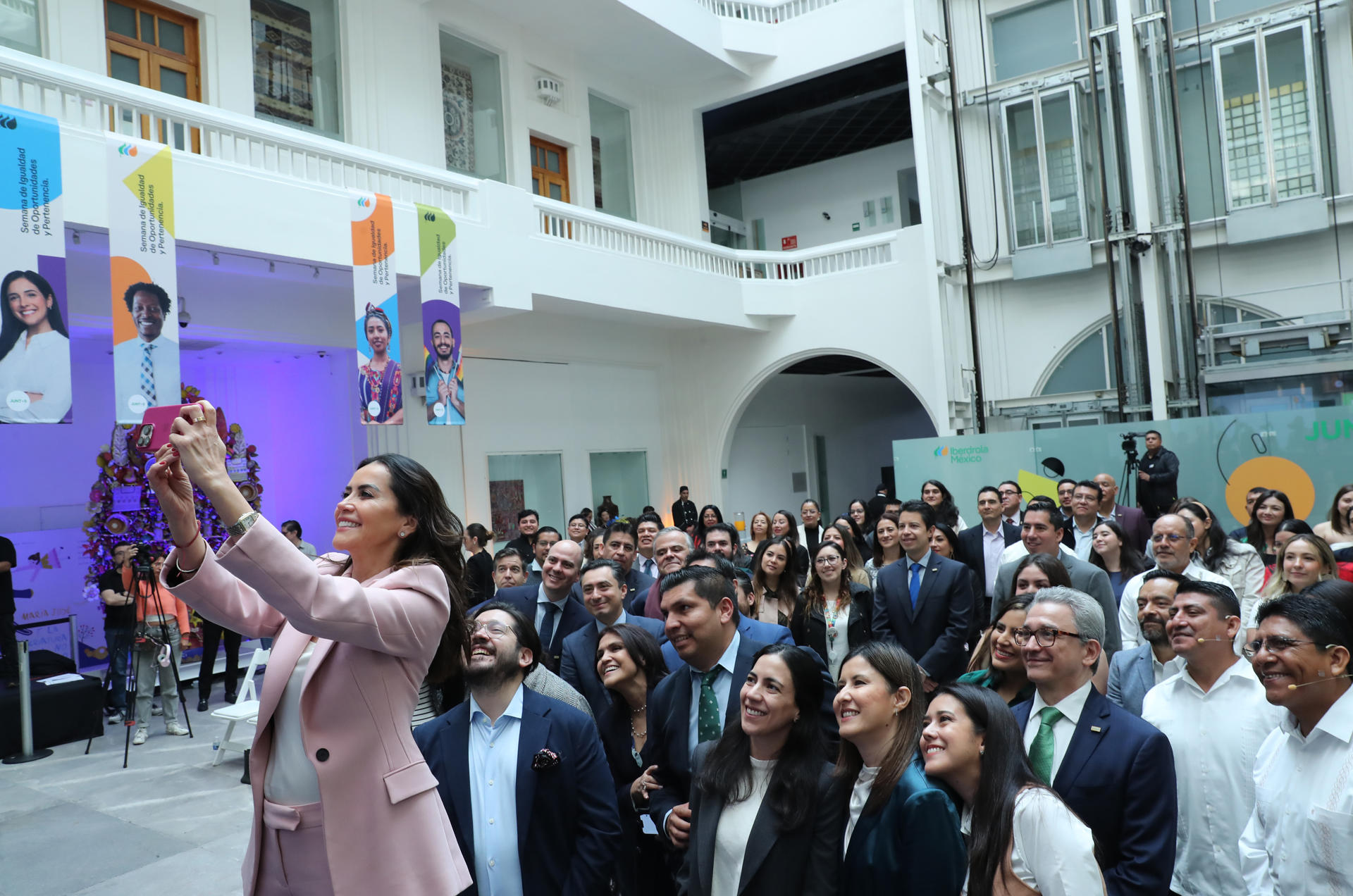 La directora general de Iberdrola México, Katya Somohano, posa junto a los asistentes a una rueda de prensa este lunes, en la Ciudad de México (México). EFE/ Mario Guzmán