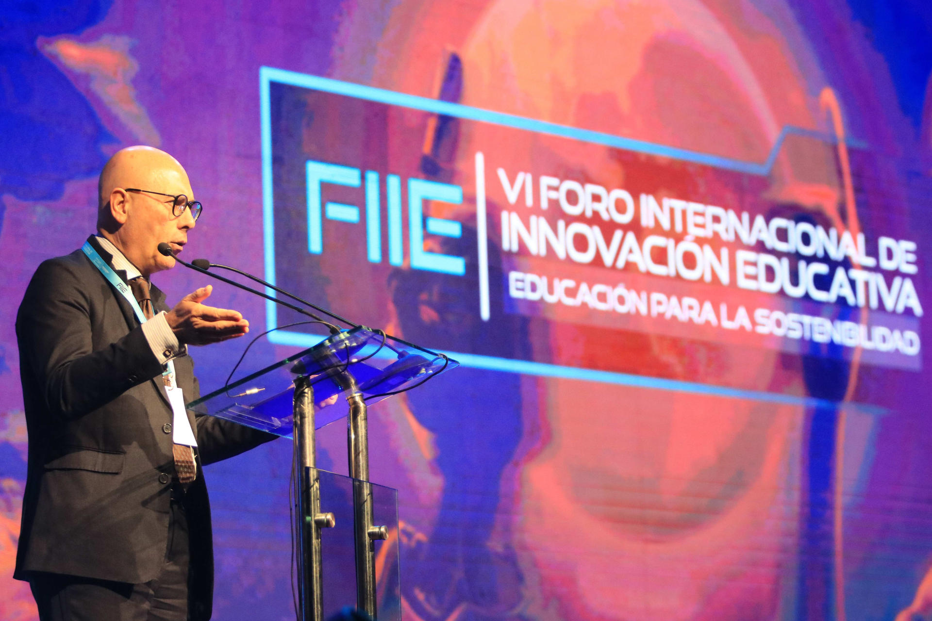 El director del Instituto Internacional de la Unesco para la Educación Superior en América Latina y el Caribe (Unesco-Iesalc), el español Francesc Pedró, habla durante el sexto foro Internacional de Innovación Educativa este jueves, en Santa Cruz (Bolivia). EFE/ Juan Carlos Torrejón
