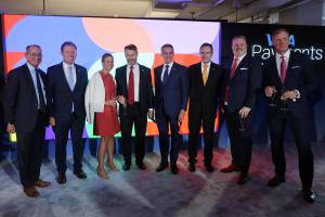 De izquierda a derecha, Bobby Thompson, jefe de Asuntos Gubernamentales Globales; Andrew Giuliani, director del Grupo de Trabajo de la Casa Blanca para la Copa Mundial de la FIFA 2026; Amy Hopfinger, directora ejecutiva de Negocios y Estrategia en la FIFA; el senador estadounidense Todd Young; Eduardo Coello, presidente para América Latina y el Caribe de Visa; Esteban Moctezuma, embajador de México en Estados Unidos; Jay Allen, ministro de negocios de la Embajada de Canadá en Estados Unidos, y Alexi Lalas, exfutbolista estadounidense, posan durante un evento este miércoles, en Washington (Estados Unidos). EFE/ Octavio Guzman