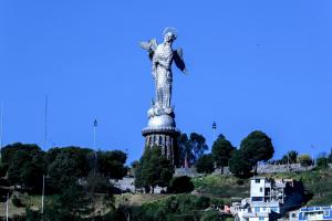 Fotografía de la Virgen del Panecillo este lunes, en Quito (Ecuador). EFE/ José Jácome
