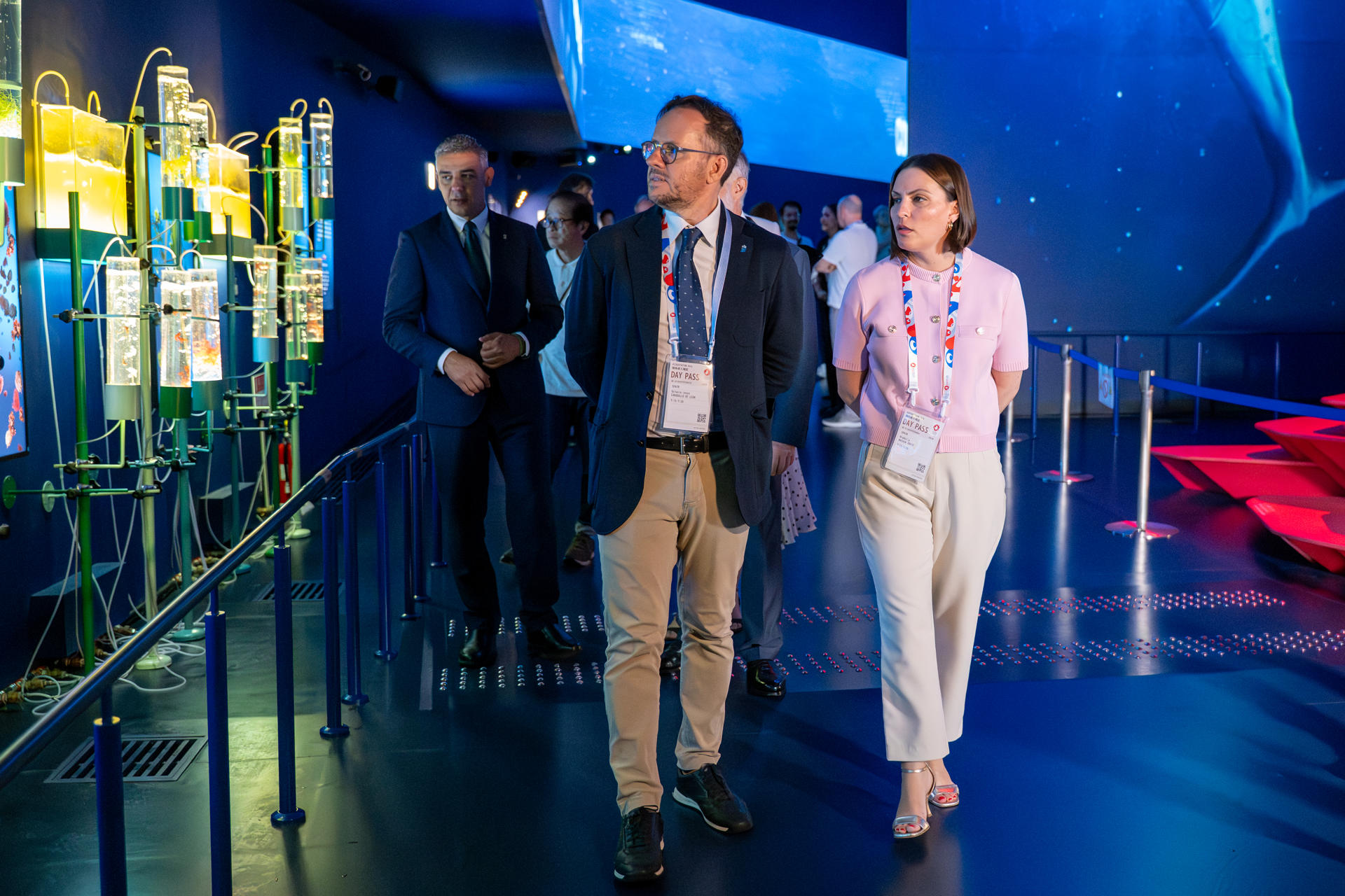 Imagen de la consejera canaria de Universidades, Ciencia e Innovación y Cultura, Migdalia Machín (d), y el viceconsejero del Gabinete de la Presidencia, Octavio Caraballo (c), en el pabellón de España en la Exposición Universal de Osaka, que celebró el Día de Canarias. EFE/ Patrick Pimienta