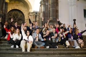 Representantes de marcas organizadoras de reuniones y convenciones, participan en el World Meeting Forum, posando en una calle del Centro Histórico el 01 de julio de 2025 en Quito (Ecuador). EFE/Santiago Fernández