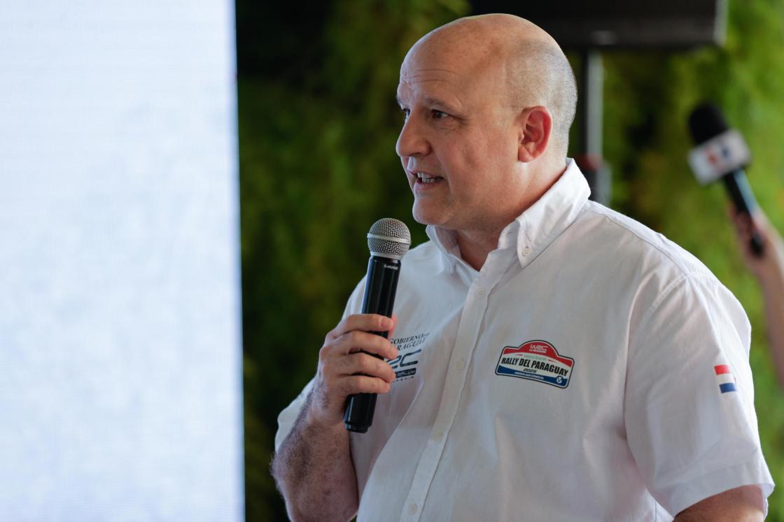El director ejecutivo del Rally del Paraguay, César Marsal, habla durante la presentación oficial de la campaña 'Un rally de tierra roja' este sábado, en Mariano Roque Alonso (Paraguay). EFE/ Juan Pablo Pino