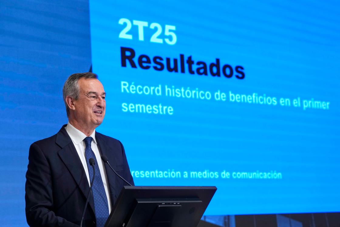 GRAFCAT825. BARCELONA, 24/07/2025.- El consejero delegado del Sabadell, César González-Bueno, durante la presentacion de sus resultados financieros semestrales, que dan beneficio neto récord de 975 millones de euros, un 23,3 % más que en el mismo periodo del año anterior, así como un nuevo plan estratégico hasta 2027. EFE/Alejandro García