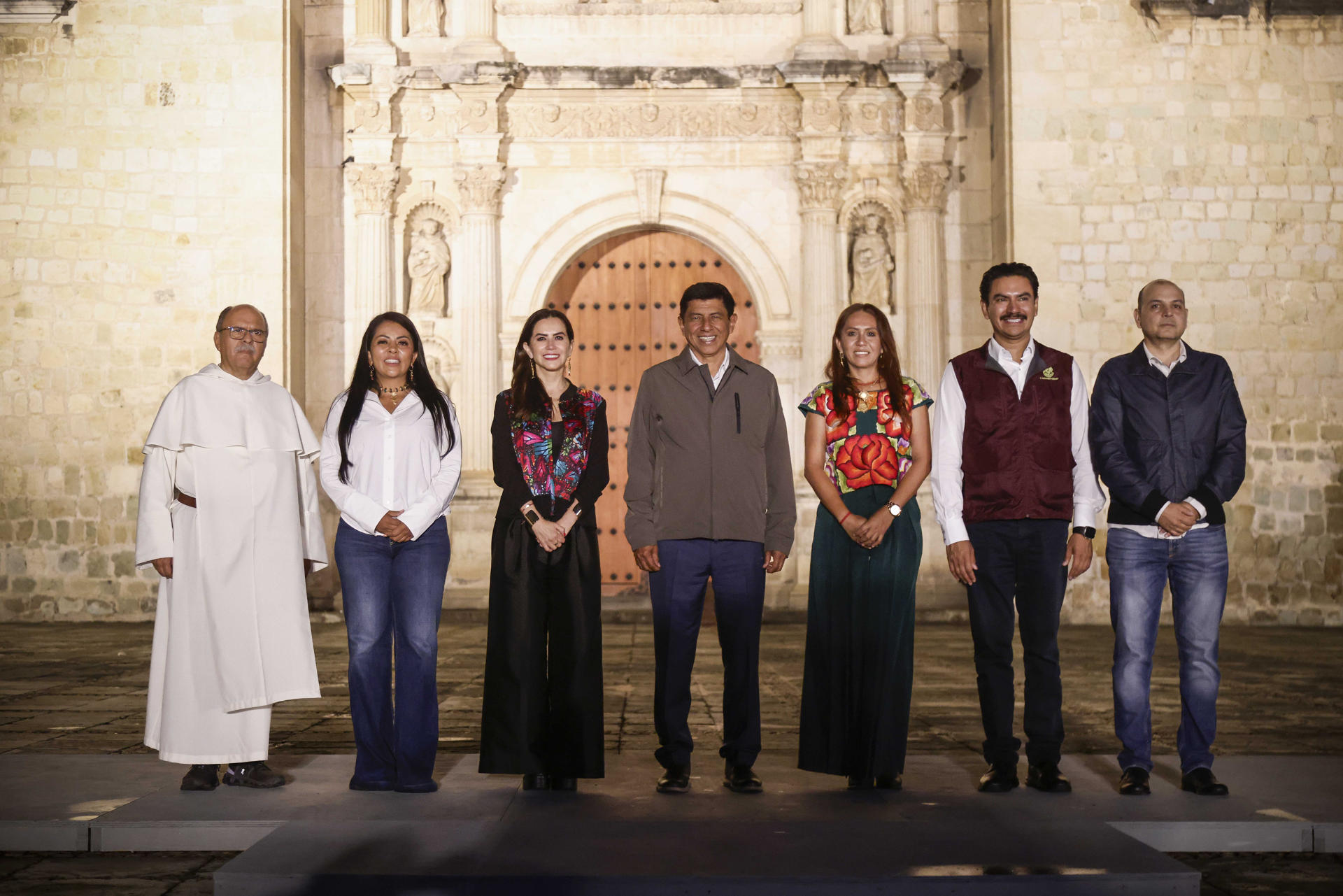 Fotografía cedida por Iberdrola México que muestra de izquierda a derecha al prior del Templo y ex-convento de Santo Domingo de Guzmán, Fray Alejandro Latapí Díaz; la secretaria de Turismo, Saymi Pineda Velasco; la directora general de Iberdrola México, Katya Somohano; el gobernador del estado de Oaxaca, Salomón Jara Cruz; la directora general del Instituto del Patrimonio Cultural del Estado de Oaxaca, Sildia Mecott Gómez; el presidente municipal de Oaxaca de Juárez, Raymundo Chagoya Villanuevax; el director del Centro del Instituto Nacional de Antropología e Historia (INAH) en Oaxaca, Joel Omar Vázquez Herrera, durante un evento este lunes, en Oaxaca (México). EFE/ Iberdrola México / Mario Castillo /SOLO USO EDITORIAL NO VENTAS /SOLO DISPONIBLE PARA ILUSTRAR LA NOTICIA QUE ACOMPAÑA (CRÉDITO OBLIGATORIO)