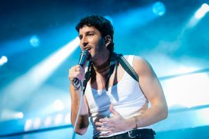 Palafrugell (Girona), 25/07/2025. El músico y cantante colombiano Sebastián Yatra durante su actuación hoy viernes en el festival Cap Roig que se celebra en la localidad gerundense de Palafrugell. EFE/David Borrat.