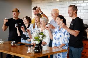 Personas participan en una cata de café, el 17 de julio de 2025 en la Hacienda La Esmeralda, en el pequeño pueblo de Boquete (Panamá). EFE/Bienvenido Velasco