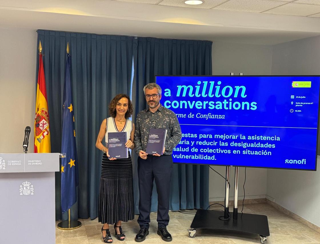 La directora general de Sanofi Specialty Care Iberia y de Sanofi España, Raquel Tapia (i), y el secretario de Estado de Sanidad, Javier Padilla, en la presentación del informe sobre propuestas para mejorar la asistencia sanitaria y reducir las desigualdades en salud de colectivos en situación de vulnerabilidad. EFE/CEDIDA POR SANOFI ESPAÑA/CRÉDITO OBLIGATORIO