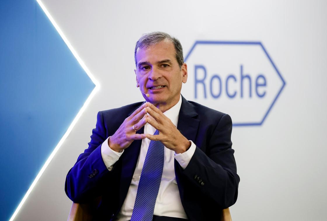 Fotografía del 24 de junio de 2025 del gerente general de Roche Centroamérica, Caribe y Venezuela, Álvaro Soto, hablando durante una entrevista con EFE, en San José (Costa Rica). EFE/ Jeffrey Arguedas