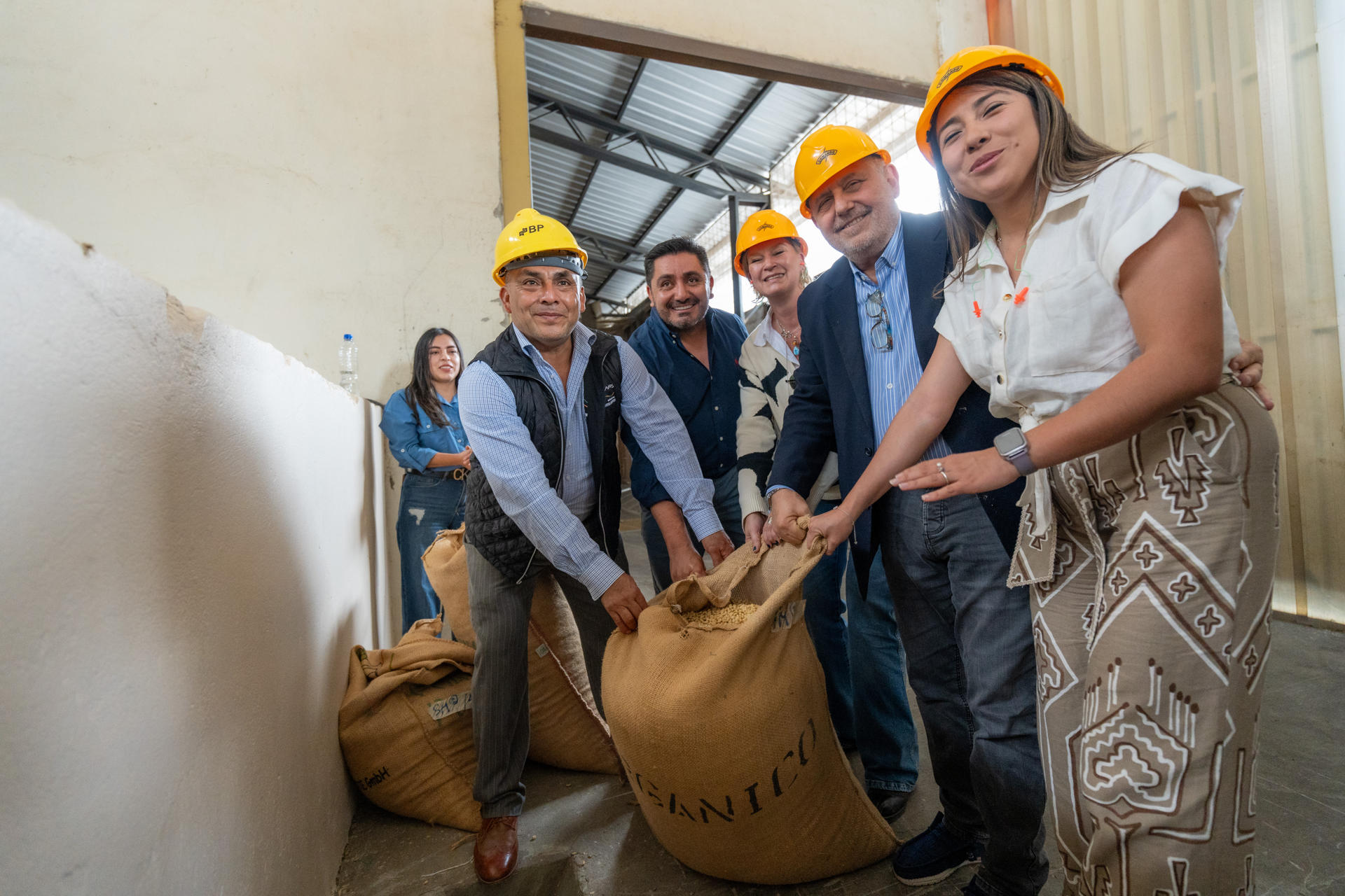 Presidente de la Federación Regional de Asociaciones de Pequeños Cafetaleros Ecológicos del Sur (Fapecafes), Víctor Yanangómez (2i); el viceministro de Desarrollo Productivo Agropecuario del Ministerio de Agricultura y Ganadería, Byron Montero (3i); la represente residente para Ecuador del Programa de las Naciones Unidas para el Desarrollo (PNUD), Inka Mattila (3d); el gerente de Sostenibilidad de la empresa italiana Lavazza, Mario Cerutti (2d) y la subsecretaria de Cambio Climático del Ministerio de Ambiente, Agua y Transición Ecológica (MAATE), Jéssica Gallegos (1d)