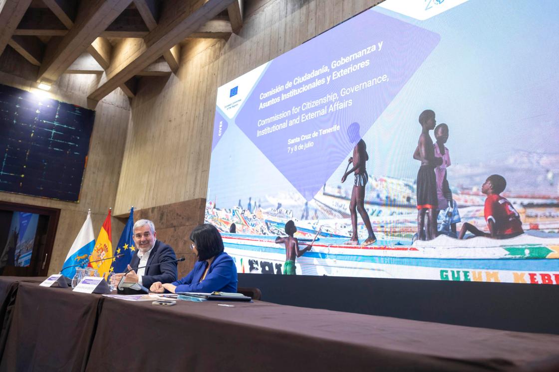 SANTA CRUZ DE TENERIFE (ESPAÑA), 07/07/2025.- El presidente de Canarias, Fernando Clavijo, y la vicepresidenta de la Comisión de Ciudadanía, Gobernanza y Asuntos Institucionales y Exteriores (CIVEX) del Comité de las Regiones de la Unión Europea, Carolina Darias, informaron en rueda de prensa sobre la reunión que este organismo celebra en Tenerife para discutir sobre el papel de las ciudades y las regiones en la atención a los menores inmigrantes. EFE/Miguel Barreto