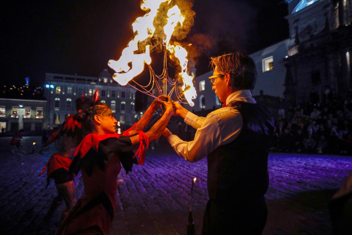 Personas participan en el World Meeting Forum, haciendo una representación en una calle del Centro Histórico el 01 de julio de 2025 en Quito (Ecuador). EFE/Santiago Fernández
