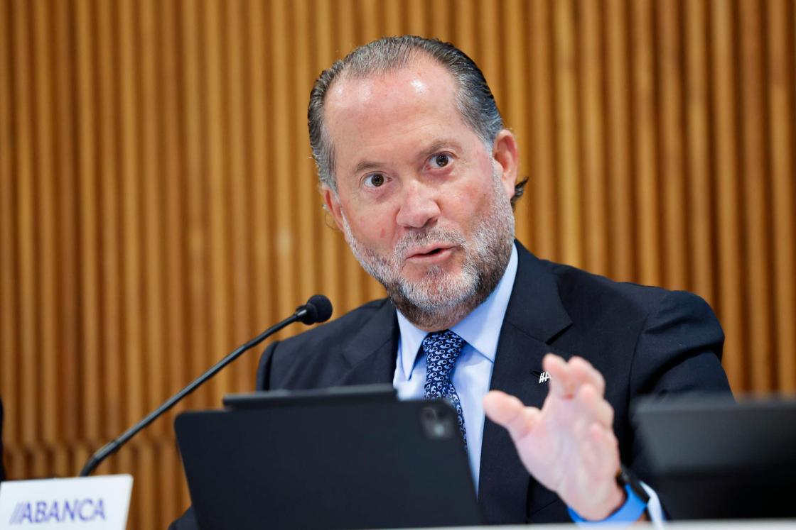 SANTIAGO DE COMPOSTELA, 28/07/2025.- El presidente de Abanca, Juan Carlos Escotet, durante la presentación de los resultados de la entidad en el primer semestre de 2025, este lunes. Abanca ha logrado un beneficio de 427,1 millones de euros, veinticinco millones más que en el mismo período del año anterior. EFE/ Lavandeira Jr