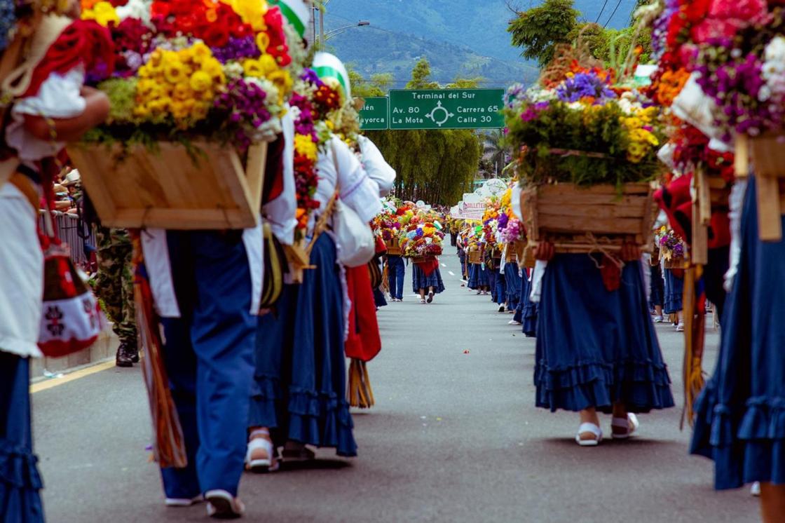 Fotografía cedida por la Secretaría de Turismo y Entretenimiento de Medellín que muestra a silleteros participando en el Desfile de Silleteros de la Feria de las Flores, en Medellín (Colombia). EFE/ Secretaría de Turismo Y Entretenimiento de Medellín Y  Alcaldía de Medellín /SOLO USO EDITORIAL/NO VENTAS/ SOLO DISPONIBLE PARA ILUSTRAR LA NOTICIA QUE ACOMPAÑA (CRÉDITO OBLIGATORIO)