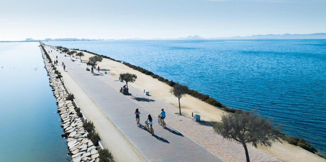 Paseo entre el Mar Menor y las Salinas de San Pedro del Pinatar. Autor: Imagia