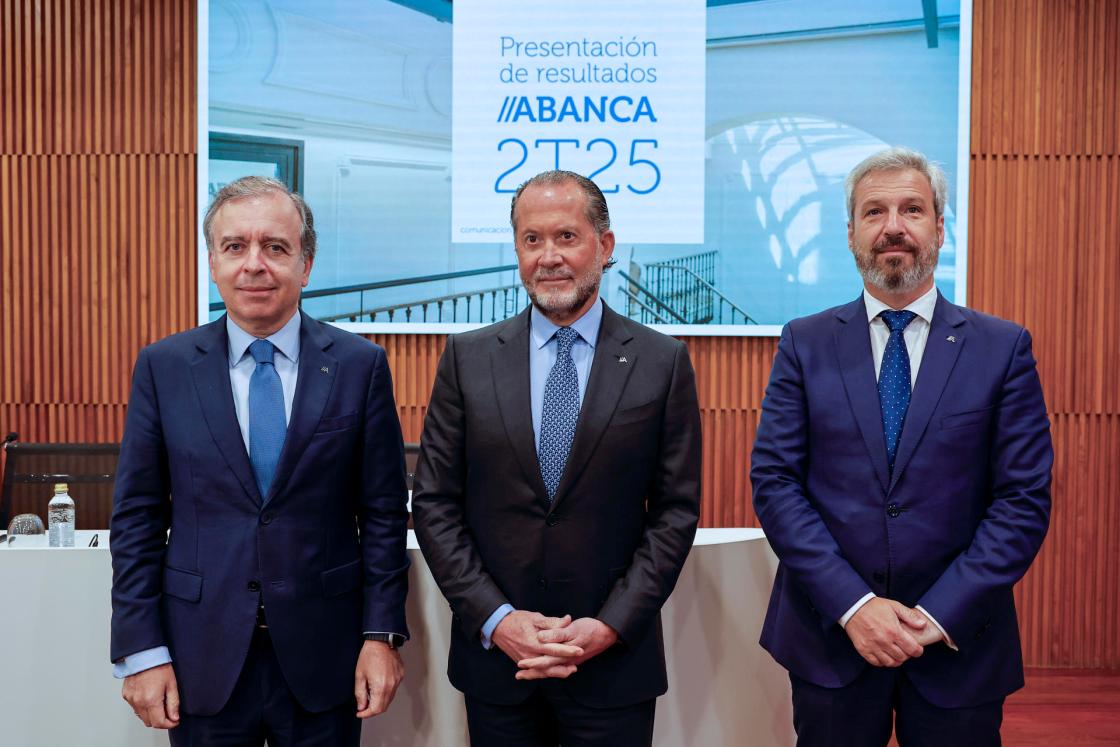 SANTIAGO DE COMPOSTELA, 28/07/2025.- El presidente de Abanca, Juan Carlos Escotet (c), acompañado del consejero delegado de la entidad, Francisco Botas (i) y del director general de Finanzas, Alberto de Francisco (d) presentan en rueda de prensa los resultados obtenidos por el banco en el ejercicio 2025 este lunes en Santiago de Compostela. EFE/Lavandeira jr
